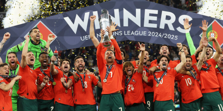 Португалия триумфира с трофея на Лигата на нациите след драматичен финал срещу Испания 1. Финал на Лигата на нациите: Португалия побеждава Испания след драматична битка и изпълнение на дузпи