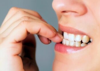 Гризане на нокти – онихофагия, вреден навик свързан със стрес и тревожност.