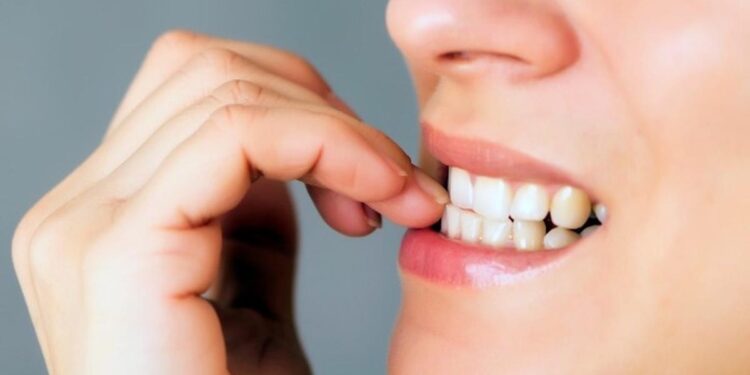 Гризане на нокти – онихофагия, вреден навик свързан със стрес и тревожност.