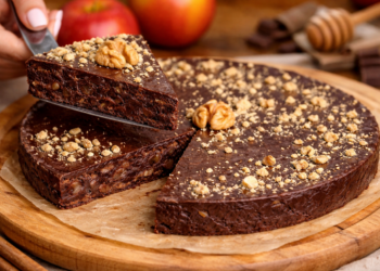 Омръзнаха ли ви еднаквите десерти за Бъдни вечер? Опитайте тази необичайна студена торта само от две съставки Постна торта от ябълки и шоколад – постен десерт за Бъдни вечер