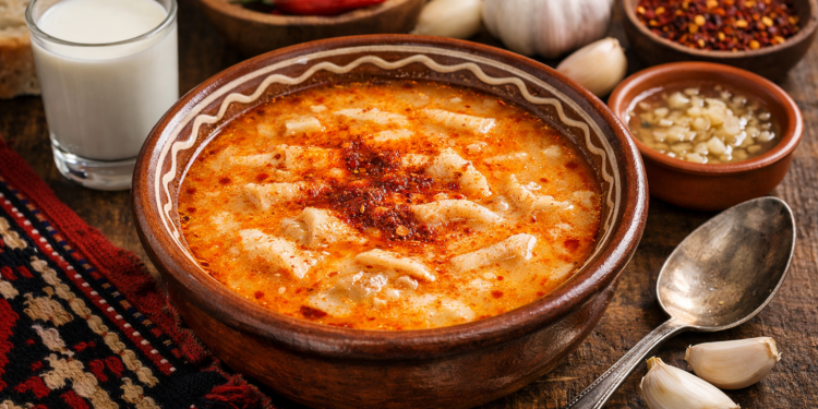 Шкембе чорба: традиционна рецепта, история и тайните на перфектния вкус Традиционна българска шкембе чорба, сервирана с чесън, люта чушка и чаша прясно мляко