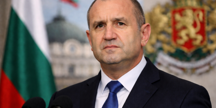 Румен Радев по време на политическа криза и подготовка за предсрочни избори в България