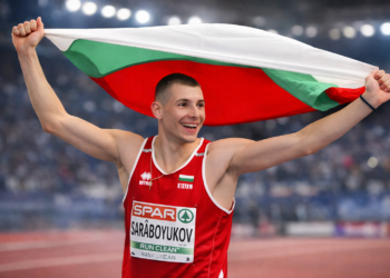 Божидар Саръбоюков празнува с българското знаме след голям успех в леката атлетика