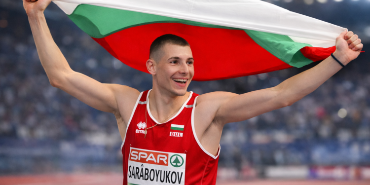 Божидар Саръбоюков празнува с българското знаме след голям успех в леката атлетика