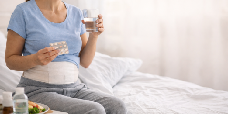 Жена се възстановява след операция у дома, пие вода и спазва препоръките на лекаря за по-бързо оздравяване