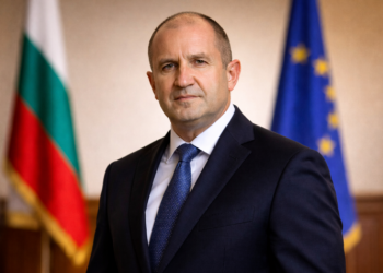 Румен Радев, президент на България, по време на официално обръщение на фона на българското и европейското знаме