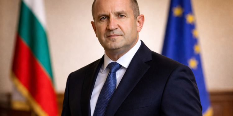 Румен Радев, президент на България, по време на официално обръщение на фона на българското и европейското знаме