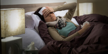 Грип А – човек с висока температура и симптоми на грип през зимните месеци