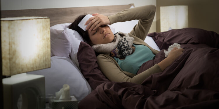 Грип А върлува: всичко важно за симптомите, лечението и превенцията Грип А – човек с висока температура и симптоми на грип през зимните месеци