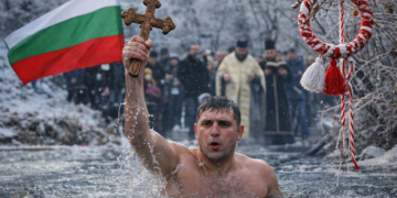 Йордановден в България – мъж изважда кръста от ледената река по време на празника Богоявление