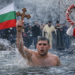Йордановден в България – мъж изважда кръста от ледената река по време на празника Богоявление