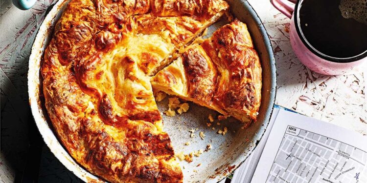 Традиционна баница за Сирни Заговезни – символика и рецепта Традиционна баница за Сирни Заговезни на празнична българска трапеза с халва и червено вино