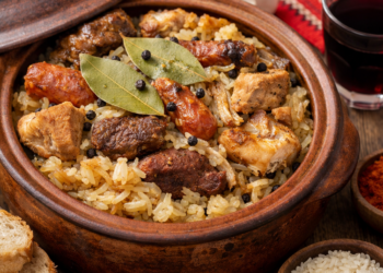 Традиционна българска капама в глинен гювеч с кисело зеле, месо и ориз