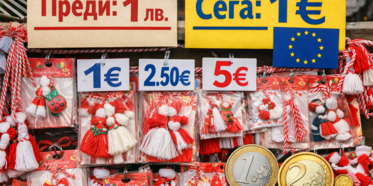 Мартеници с обозначени цени в евро и левове на пазар преди празника Баба Марта 2026