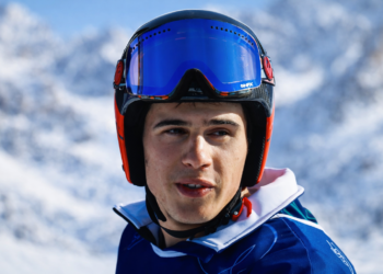 Тервел Замфиров с българския флаг след спечелването на бронзов медал в паралелния гигантски слалом на зимните олимпийски игри