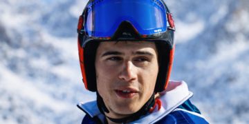 Тервел Замфиров с българския флаг след спечелването на бронзов медал в паралелния гигантски слалом на зимните олимпийски игри