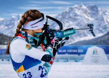 Лора Христова по време на стрелба в индивидуалния старт на 15 км биатлон на Олимпийските игри Милано – Кортина 2026