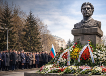 България почита паметта на Васил Левски на 19 февруари Възпоменателна церемония в памет на Васил Левски с поднесени венци и граждани пред паметника