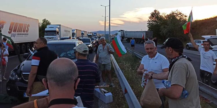 500 полицаи не опазиха магистрала „Марица“ от протестиращи 500 полицаи не опазиха магистрала „Марица“ от протестиращи
