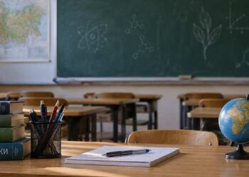 Недостиг на учители по природни науки – празна класна стая с учебници по физика, химия и биология