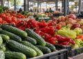 Краставиците поскъпнаха с 22,6% на едро за седмица Краставици, чушки, домати и плодове, подредени на пазарен щанд