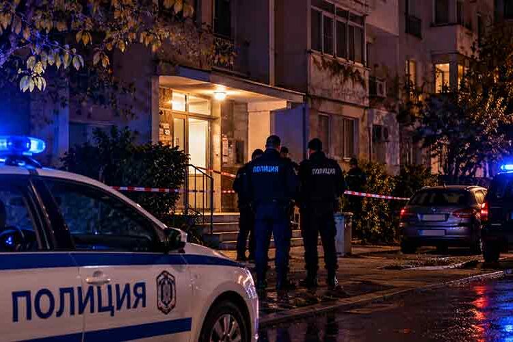 Полицейски автомобили и служители пред жилищна сграда – илюстрация към новината за убийство в Пловдив, при което е обвинен 14-годишен.